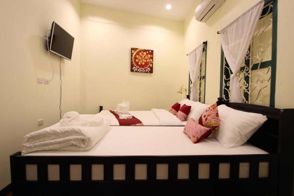 Srisomboon Hostel Trang Eksteriør billede