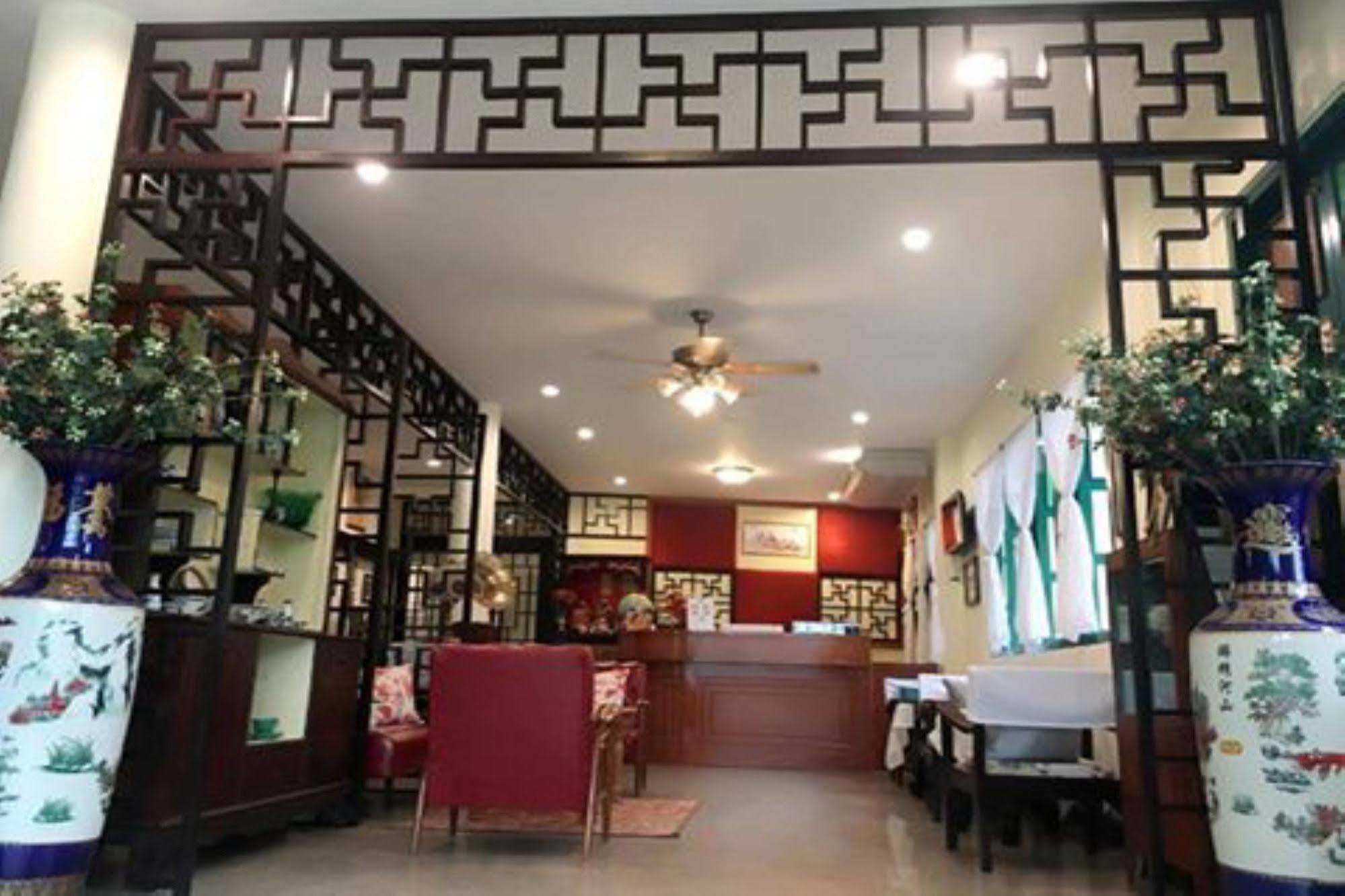 Srisomboon Hostel Trang Eksteriør billede
