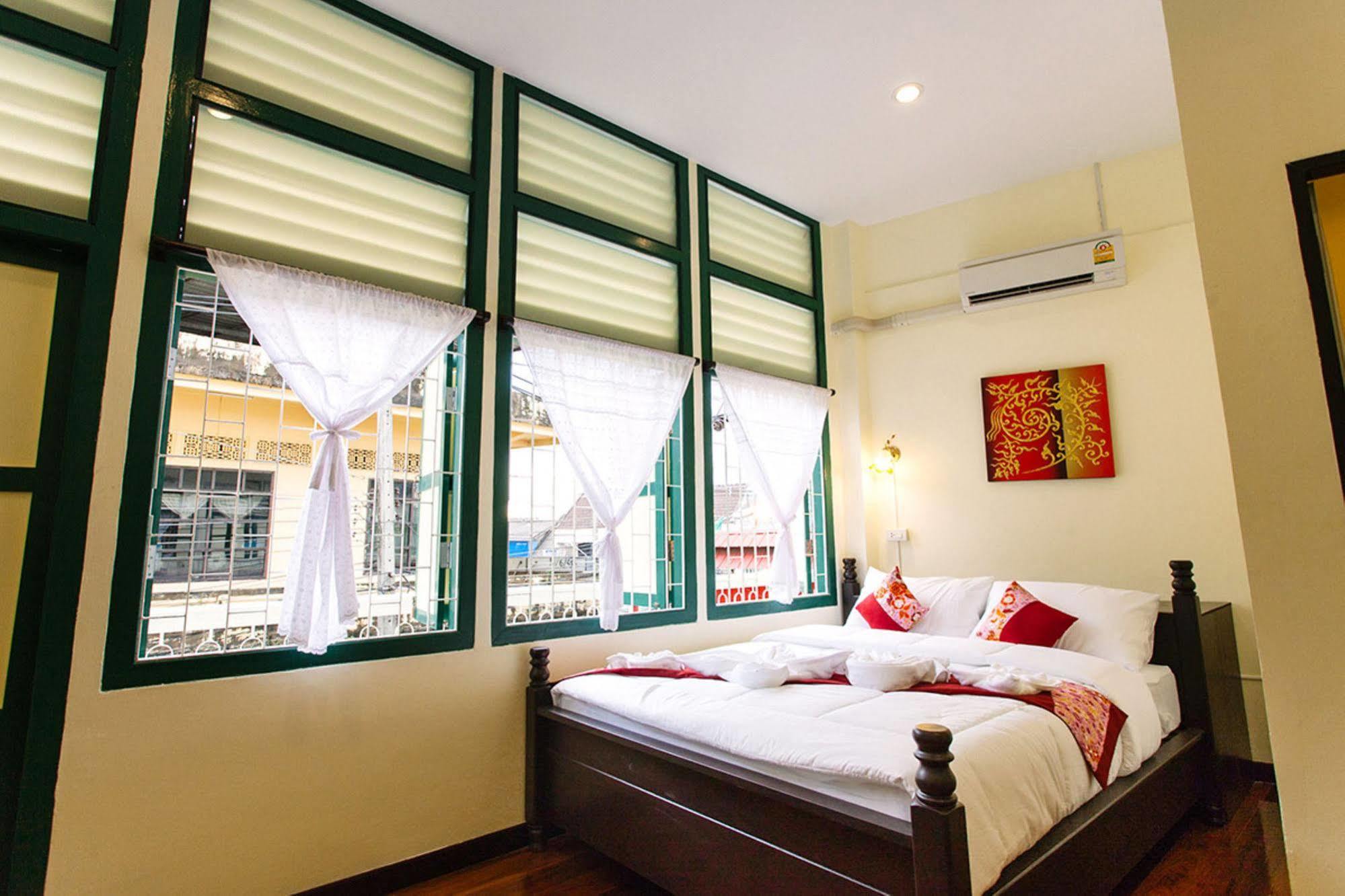 Srisomboon Hostel Trang Eksteriør billede