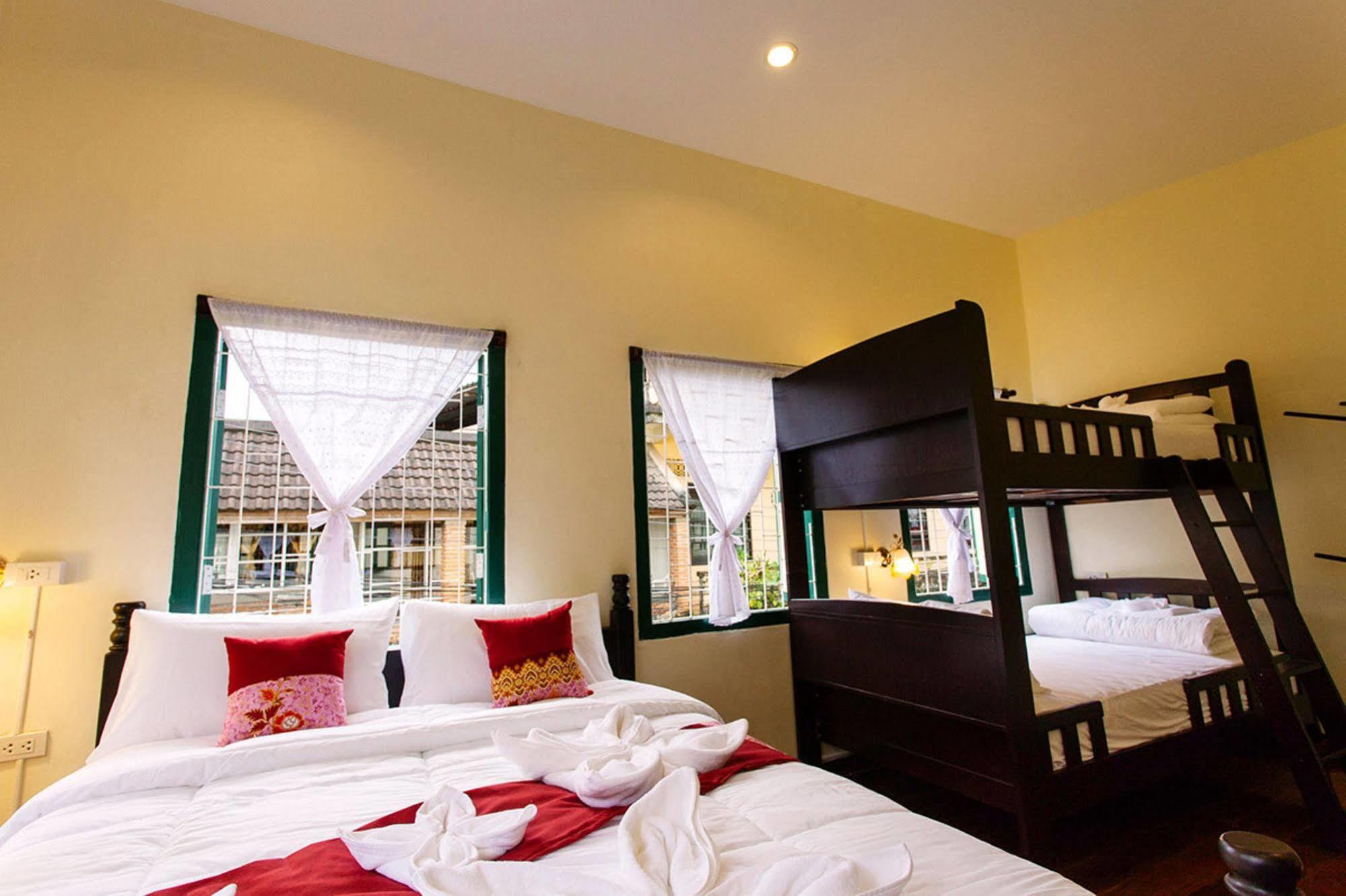 Srisomboon Hostel Trang Eksteriør billede