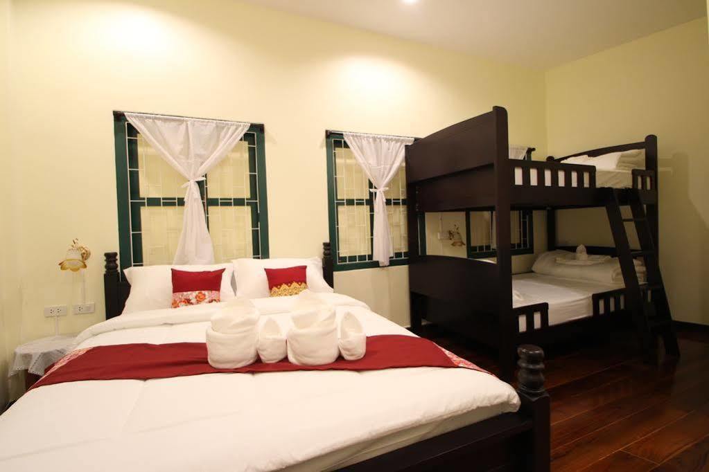 Srisomboon Hostel Trang Eksteriør billede